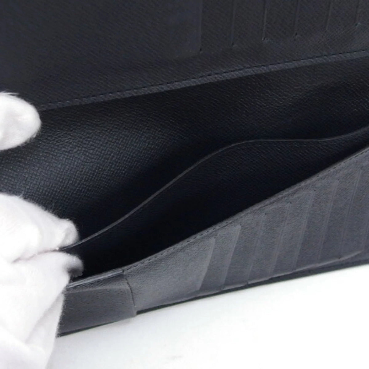 Billfold Taiga Pre-Owned Black Vuitton Long (Good) Wallet Bifold Louis