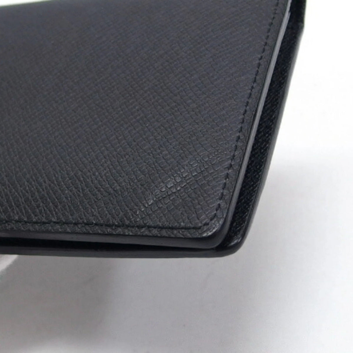 Billfold Taiga Pre-Owned Black Vuitton Long (Good) Wallet Bifold Louis