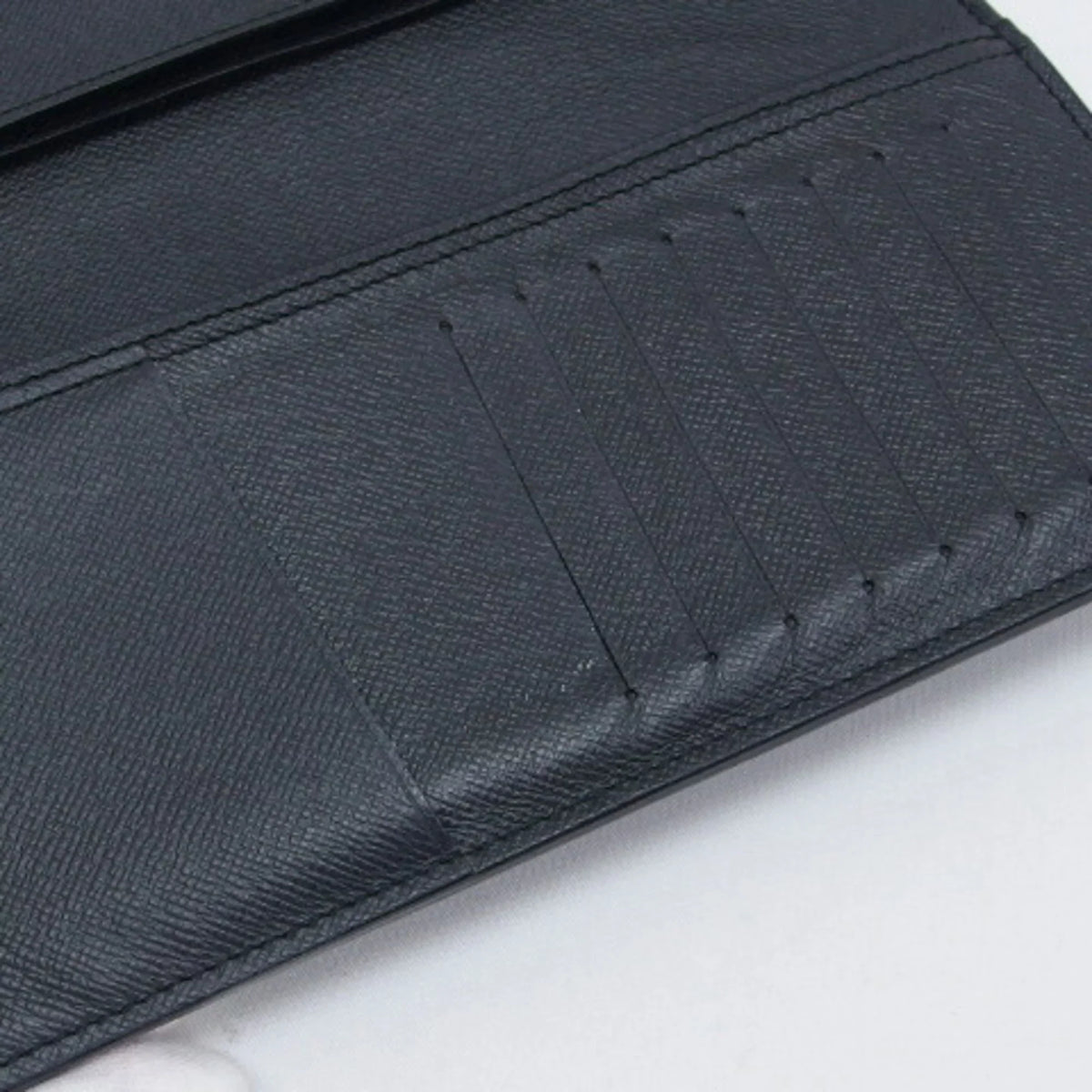 Billfold Taiga Pre-Owned Black Vuitton Long (Good) Wallet Bifold Louis