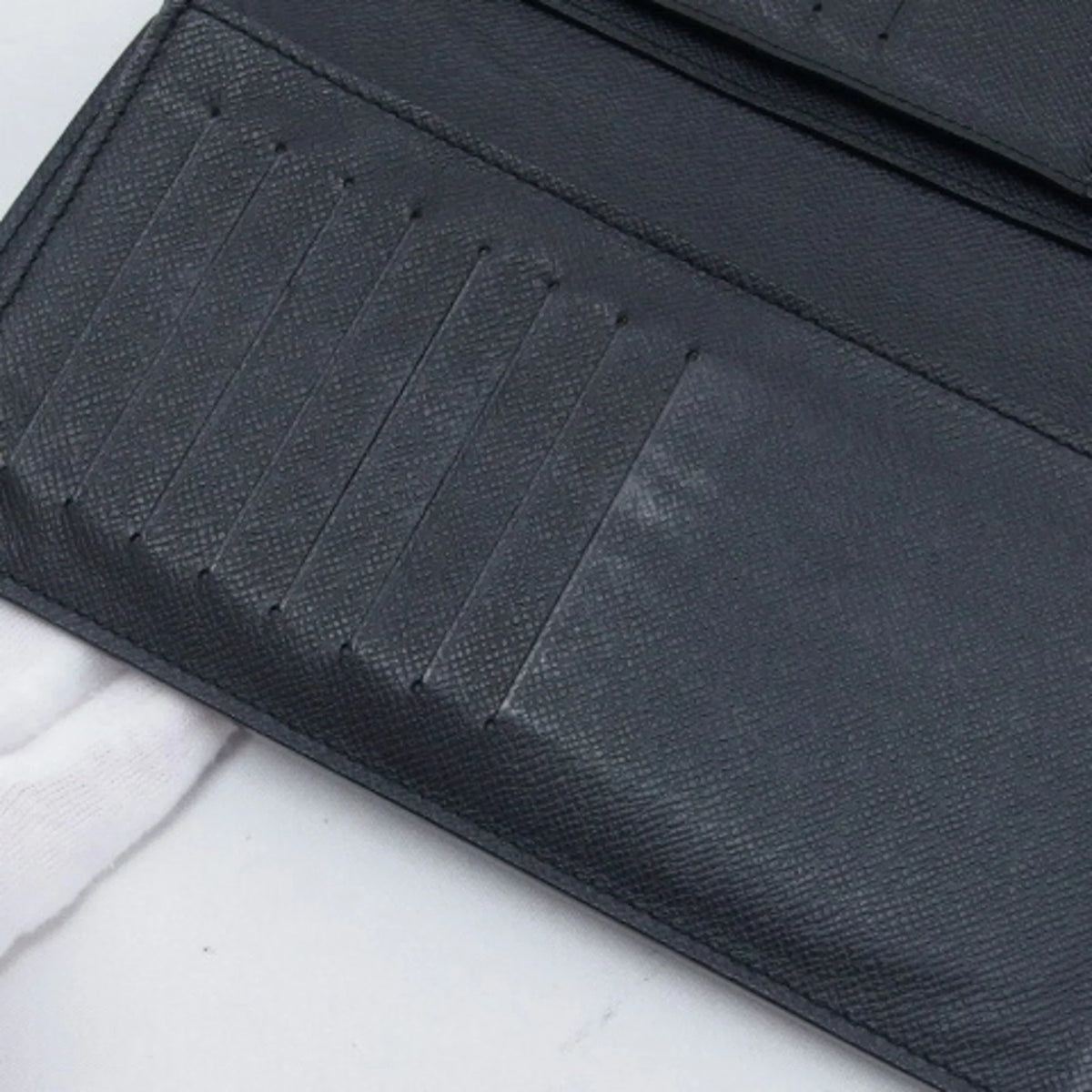 Billfold Taiga Pre-Owned Black Vuitton Long (Good) Wallet Bifold Louis